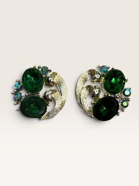 1950s Lisner Green Oval Glass AB Crystal Rhinestone Swirl Clip Earrings .85" Vin